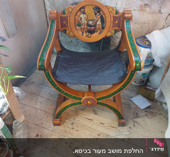 כיסא עץ מעוצב עם ריפוד בד כהה